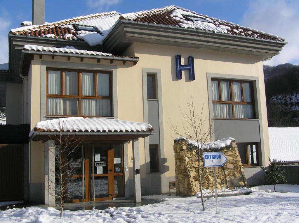 Hotel Santa Cristina ポラ・デ・レナ エクステリア 写真