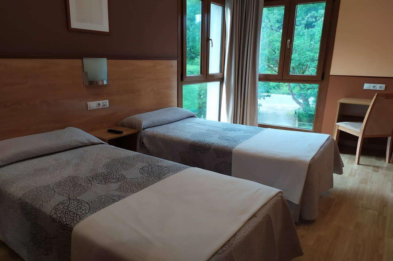 Hotel Santa Cristina ポラ・デ・レナ エクステリア 写真